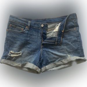 Levi’s Jean Shorts / Size: 32